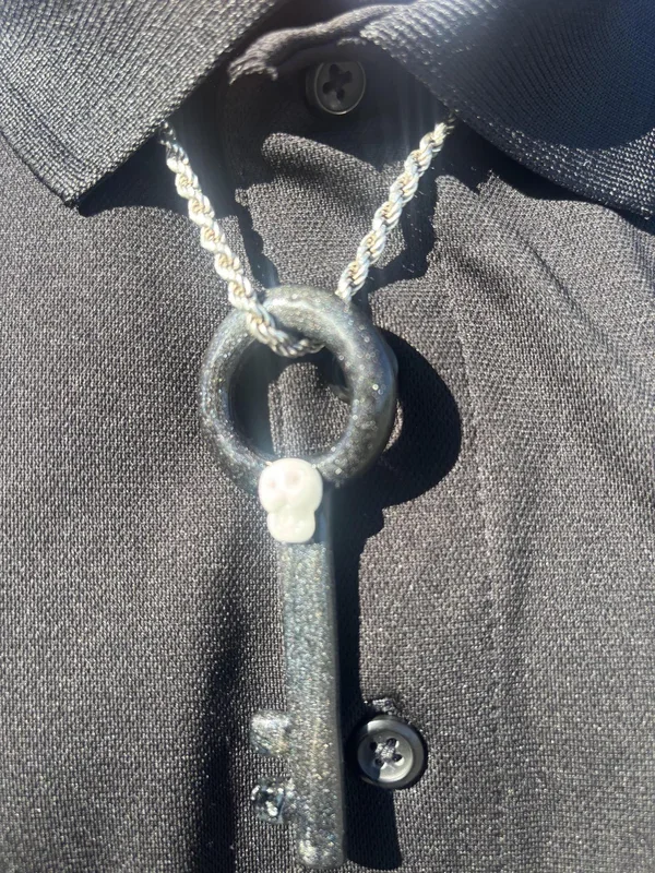 Filla John Key with Skull Pendant