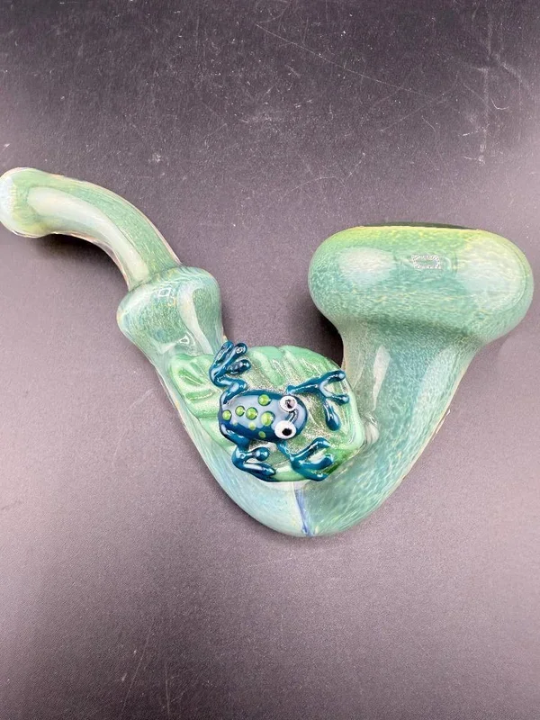 Rosie Works Sherlock Pipe – Green Frit w/ Leaf & Blue Frog Attachment